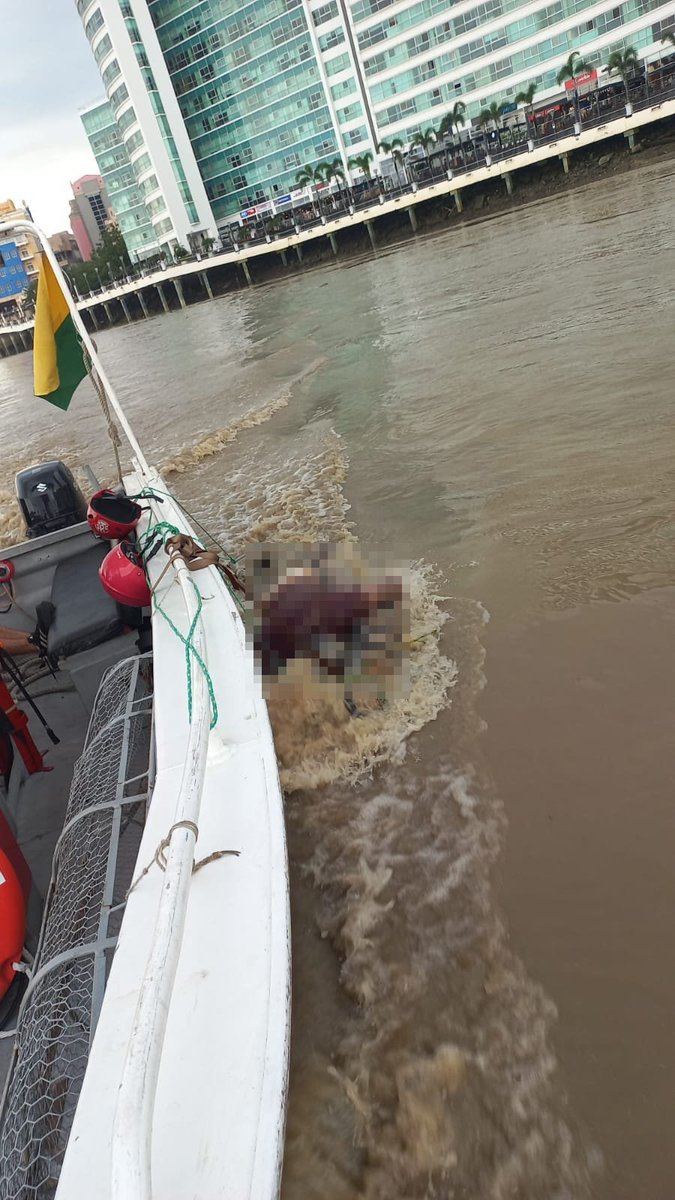 Se halló un cuerpo sin vida entre el tramo Pedregal - Durán y ciudadela El Río - Samborondón. El cuerpo ha sido retirado del muelle de la Marina y fue puesto a competencia de la policía nacional <a href="/PoliciaEcuador/">Policía Ecuador</a>