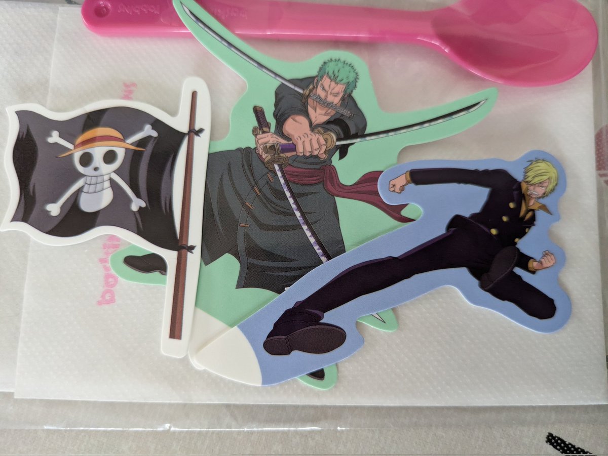 31で今日からワンピースのコラボ！
レジで絵柄が表の状態で渡されたので、受け取る前に絵柄が分かってしまった😂
ルフィだから子供が喜ぶ💕嬉しい☺️
注文は両翼☺️ゾロとサンジくん大好き💕