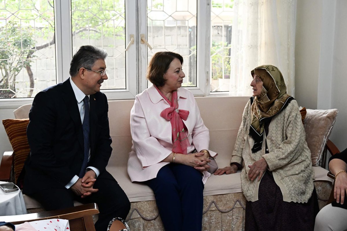 Vali Yılmaz’dan Avşar Hocaya vefa

Vali Dr. Erdinç Yılmaz ve eşi Doç. Dr. Şenay Yılmaz Hanımefendi, Aile Yılı etkinlikleri kapsamında, emekli öğretmen şair ve yazar Mehmet Avşar ve ailesini ziyaret ederek sağlıklı, mutlu ve huzurlu bir ömür dileyerek bayramlarını kutladılar.
