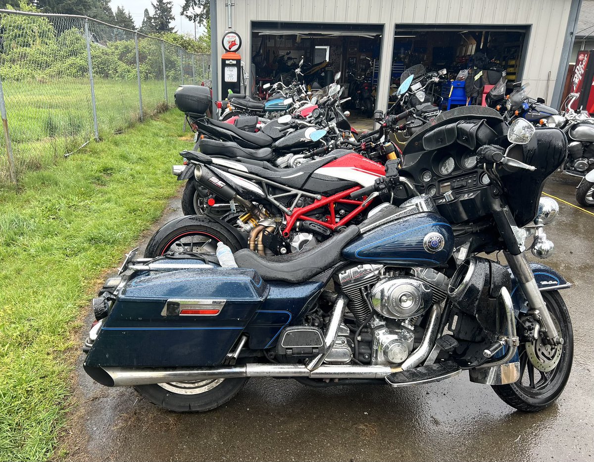 𝐆𝐄𝐀𝐑𝐈𝐍𝐆 𝐔𝐏 𝐅𝐎𝐑 𝐒𝐏𝐑𝐈𝐍𝐆 🌸🛞

Now is the great time of year for getting out on your bike. Seize the season and start riding! 
Contact us today to get your motorcycle back into peak condition:
📲 206 482 2633
🔗 lockremcyclebarn.com