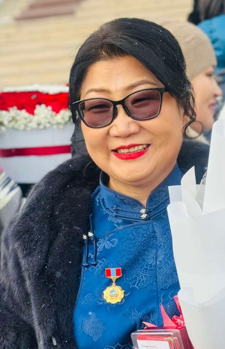 Сайн төрлөө саадгүй олох болтугай.
Даруухан, чамбай түүхч байлаа. 
Гэр бүлд нь эмгэнэл илэрхийлье.