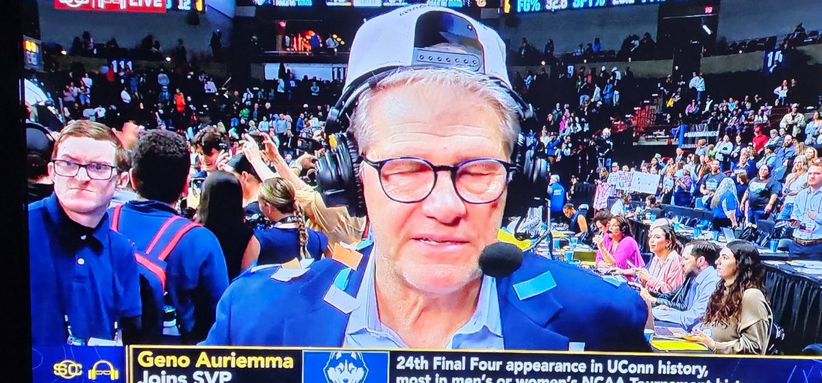 Check out my guy <a href="/BrendenPotts/">Brenden_Potts</a> sneaking into Geno's postgame interview with SVP 👀