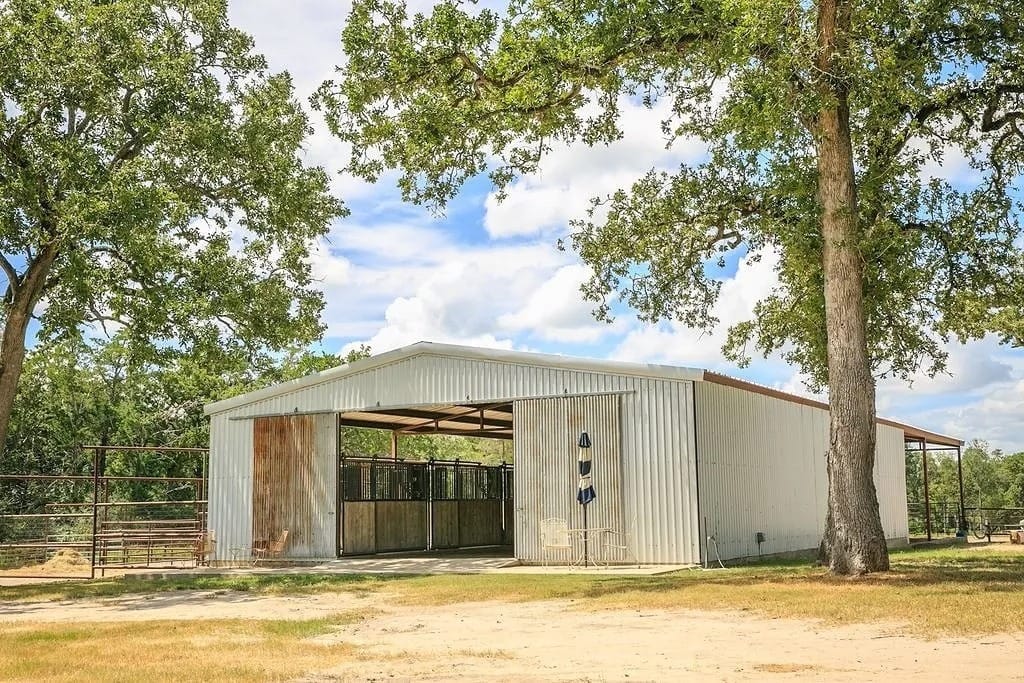 TxHorseProperty's tweet image. BURTON, WASHINGTON COUNTY, CENTRAL TEXAS. 8.03 acres. 12x16 bunk house. 40x100 barn w/water &amp;amp; electric, five 12x36 runs, prepped for 5 add’l stalls. Lighted riding area. Multiple potential home build sites. $399K #txhorseproperties #burtontx #centraltexas tinyurl.com/3395Burton