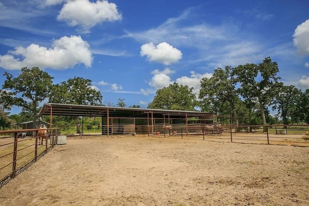 TxHorseProperty's tweet image. BURTON, WASHINGTON COUNTY, CENTRAL TEXAS. 8.03 acres. 12x16 bunk house. 40x100 barn w/water &amp;amp; electric, five 12x36 runs, prepped for 5 add’l stalls. Lighted riding area. Multiple potential home build sites. $399K #txhorseproperties #burtontx #centraltexas tinyurl.com/3395Burton
