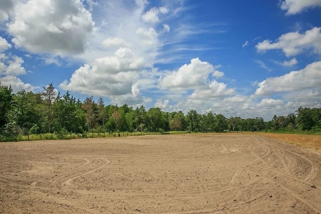 TxHorseProperty's tweet image. BURTON, WASHINGTON COUNTY, CENTRAL TEXAS. 8.03 acres. 12x16 bunk house. 40x100 barn w/water &amp;amp; electric, five 12x36 runs, prepped for 5 add’l stalls. Lighted riding area. Multiple potential home build sites. $399K #txhorseproperties #burtontx #centraltexas tinyurl.com/3395Burton