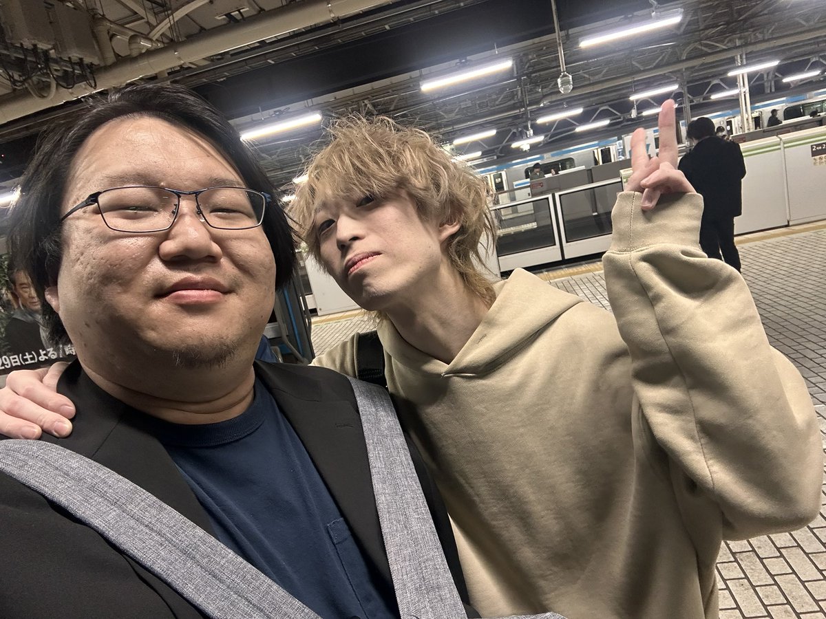 batten_100kg's tweet photo. 近況。
れおまるしきさんのライブに行ったり菅原さんと知り合いのタコス屋さん行ったりぶんこと結婚おめでとうしてゆうじさん眺めてきた。

仕事が辛い。 https://t.co/DNwM2H1Ef7