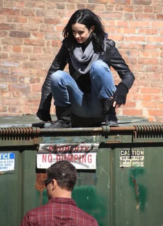 DDevilUpdates's tweet photo. FIRST LOOK AT KRYSTEN RITTER ON SET FOR #DaredevilBornAgain EARLIER TODAY! https://t.co/kA0K3ZIRwf