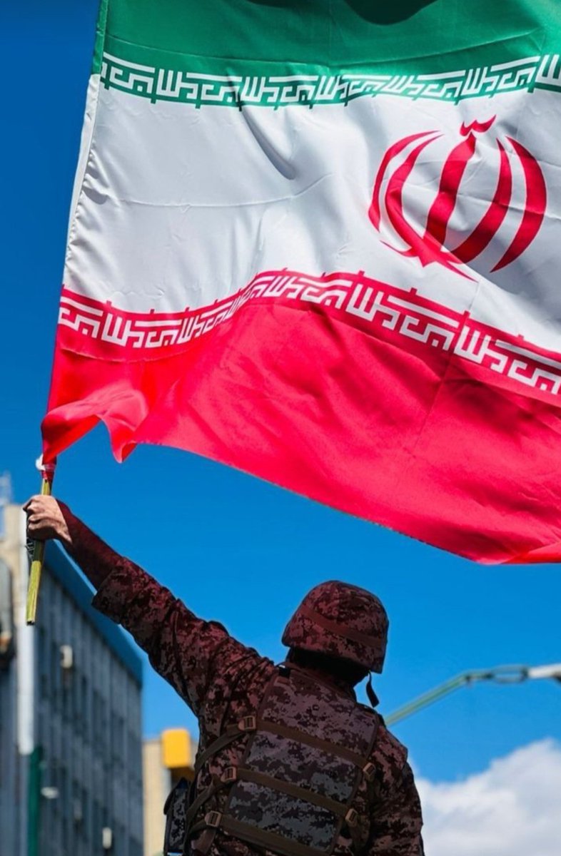 آن روز که ملت ایران به جمهوری اسلامی آری گفت، طوفانی برخاست که بساط استکبار را لرزاند! امروز با هدایت #امام_خامنه‌ای این ملت قوی‌تر از همیشه ایستاده است.
دشمنان اگر تهدید می‌کنند خوب می‌دانند که خودشان آسیب‌پذیرند و هر غلطی کنند با #ضربه_متقابل روبه‌رو خواهند شد. 
#حمایت_انقلابی