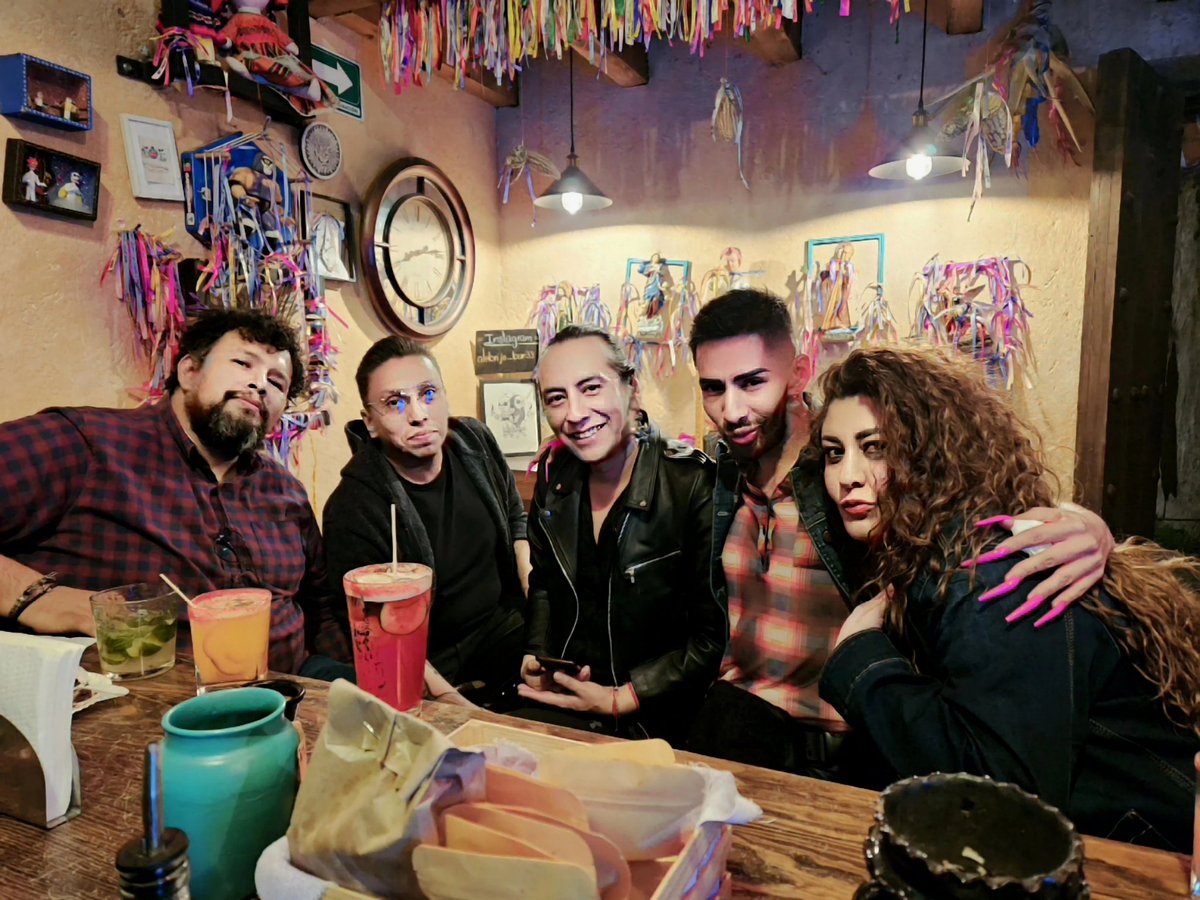 DramaQueenRemix's tweet photo. No podía faltar la #CopaLigera en #Valquirico 🖤 #AlebrijeBar 🖤 #SeñoraGabriela #Angélica #Roberta #Nay 🖤 https://t.co/SbnKkL9rsI