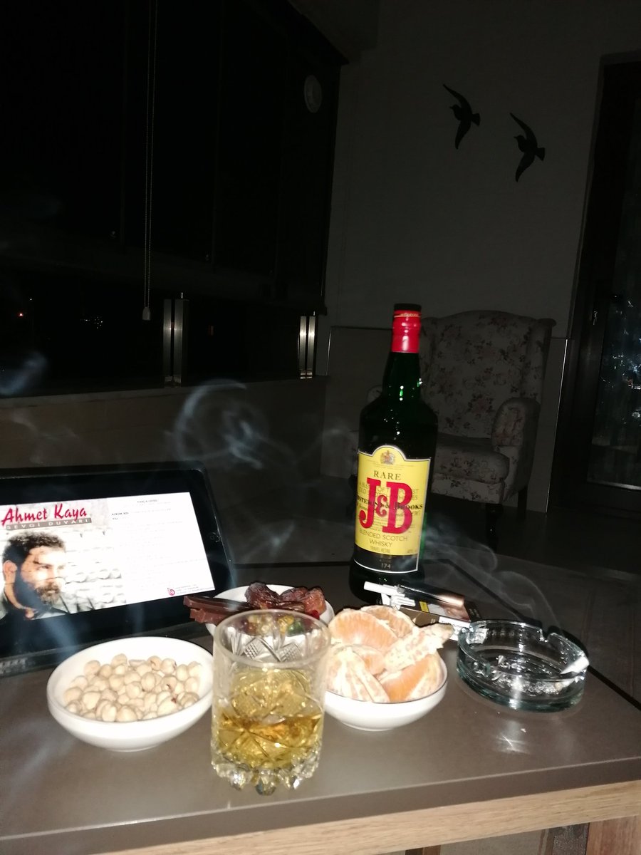 Ülkemin gençleri adalet ve hukuk ararken düştükleri mahpus damlarında çürürken, gerçek sanatçıları birer birer göç ederken bu dünyadan, ben nefes alıp mücadelesini vermeye çalıştığım savaşın tam ortasında bir yerdeyim....