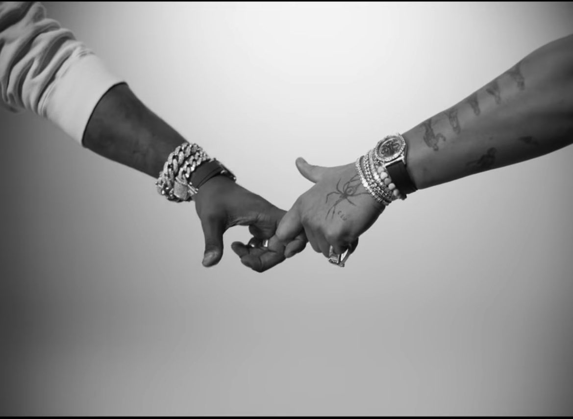 FrankMagana15's tweet photo. Drake showcases the unity between ‘light skins’ &amp; ‘dark skins.’ While OTHERS try to create divide between the “culture” 👀 https://t.co/8wCkDtOS5r