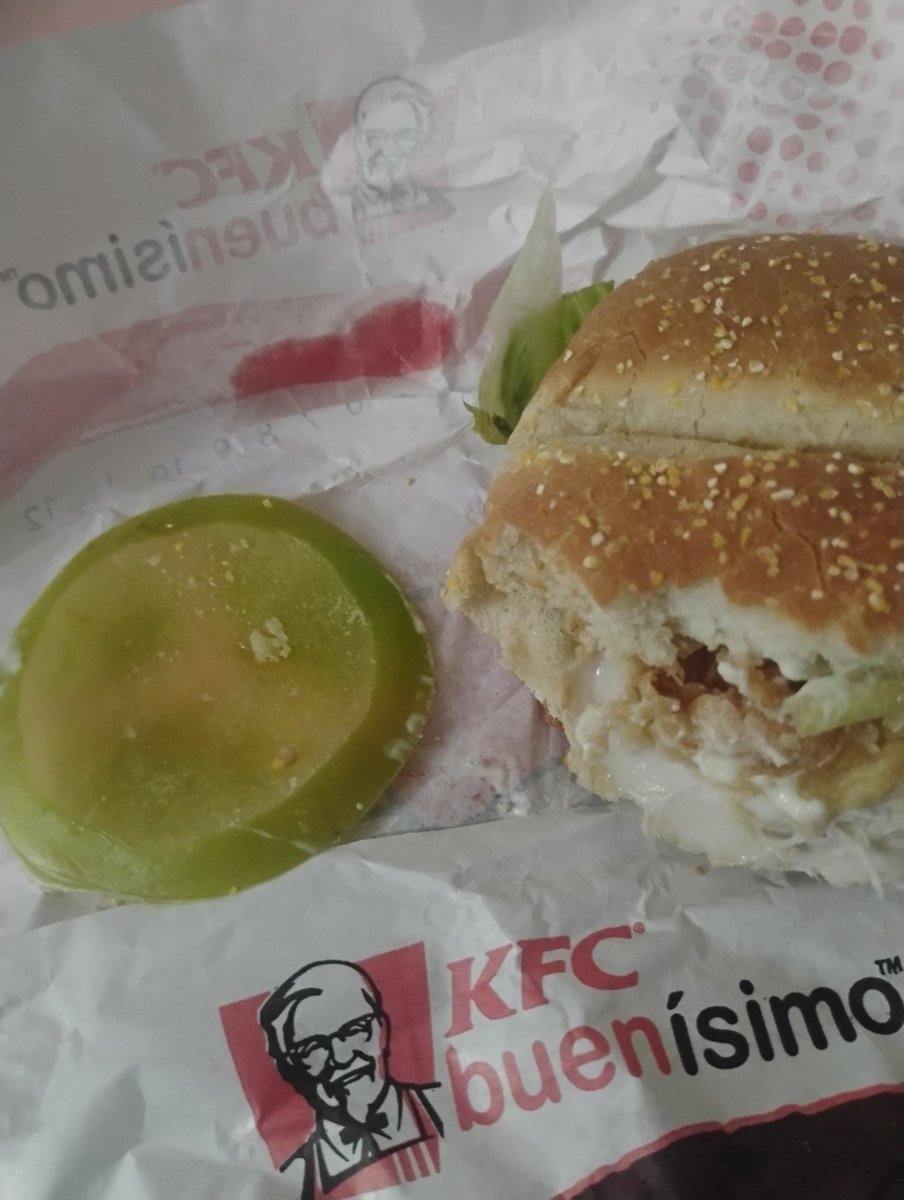 silvanitavi03's tweet photo. @KFC_ES siempre compro su comida porque a pesar de la mala atención de los empleados del local de portal Ñuñoa ,me gusta su sabor , pero no puedo dejar pasar por alto lo verde que está este tomate ! 🤦 https://t.co/LGRaRxVdZh