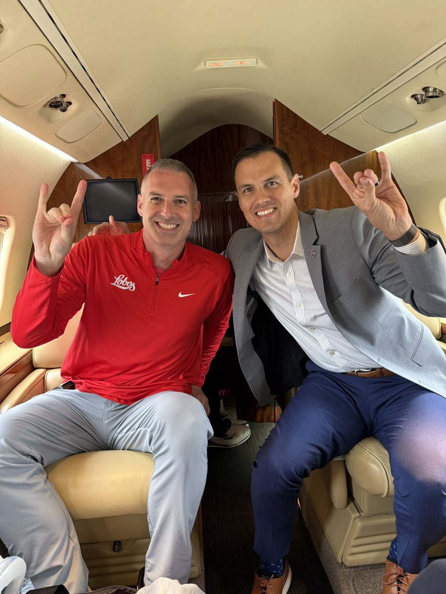 Lobo Nation, we got our guy!

Headed back to Albuquerque with <a href="/CoachEricOlen/">Eric Olen</a> and his wonderful family to get this new chapter of <a href="/UNMLoboMBB/">Lobo Basketball</a> started!

#GoLobos 🐺