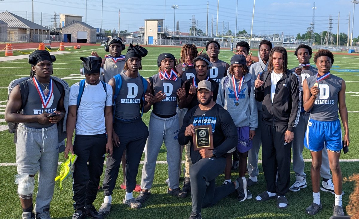 Not a bad way to start off the week! Congratulations to our Freshman and JV Boy's Track and Field team for taking home BOTH district championships 🏆

#StandingOnBusiness 🛝