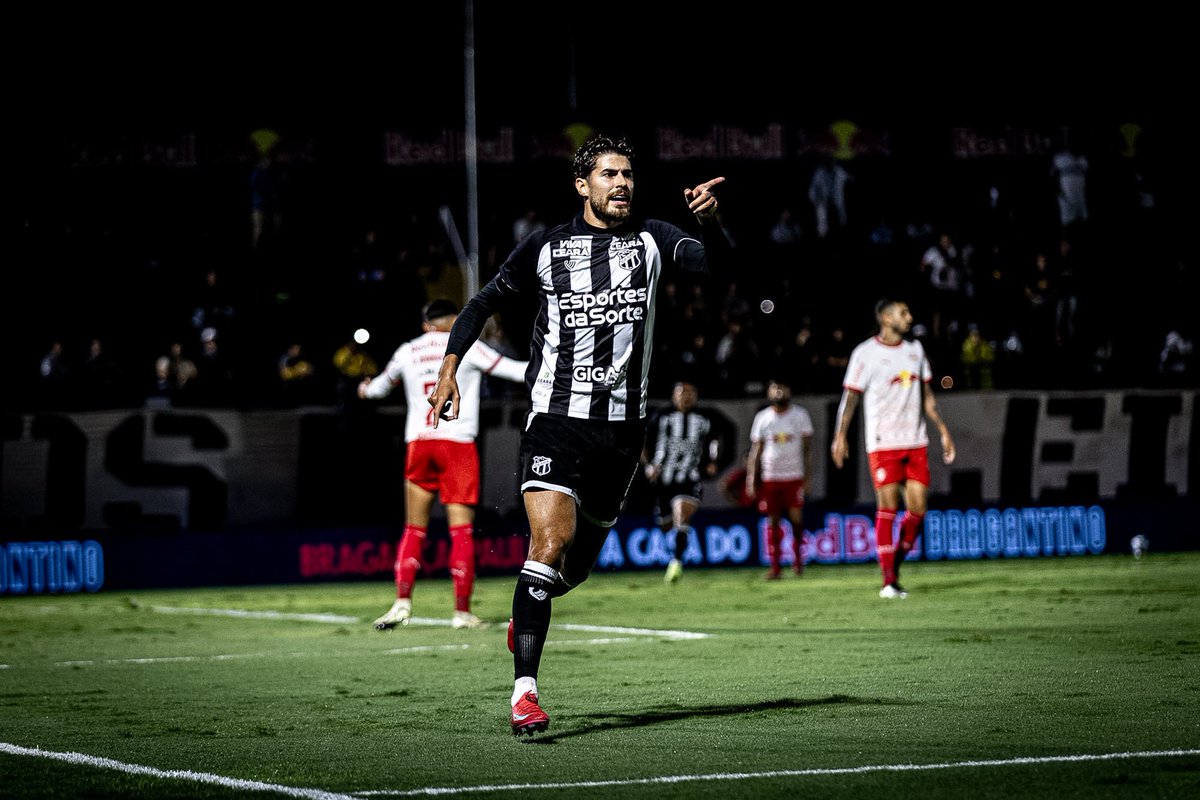 CearaSC's tweet photo. ⏱ FIM DE PRIMEIRO TEMPO!
Vamos vencendo por 2 a 1 com gols de Pedro Raul e Marllon. 🏁
📸 Gabriel Silva / Ceará SC
#RBBxCSC - 1x2
#CampeonatoBrasileiro2025 https://t.co/B7SXND2wFL