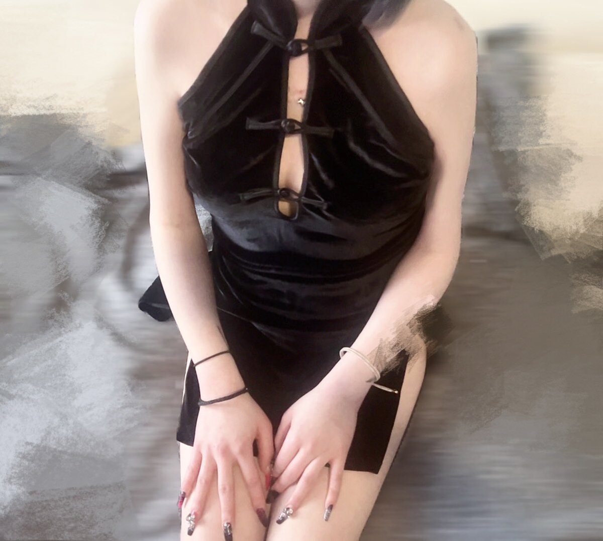 今天穿了美美的黑色旗袍 觉得我好看的你不给我点个赞嘛🥺