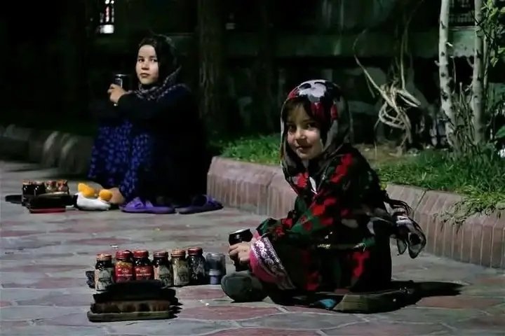 *حضرت عمر فاروق رضی‌الله‌عنہ فـــــــرمودند: «*
*من آن زمانی زیاد گریه می‌کنم کــــــــــــه*
*دو نوع غــــــــــذا در سفره یعنی دسترخوان ببینم،*
*زیرا به یاد می‌آورم که شاید از حق یتیمی خورده باشم.»*😭☝🏿
لعنت خدا بر سر هیبت الله و سگان در بارش ✋🏻
