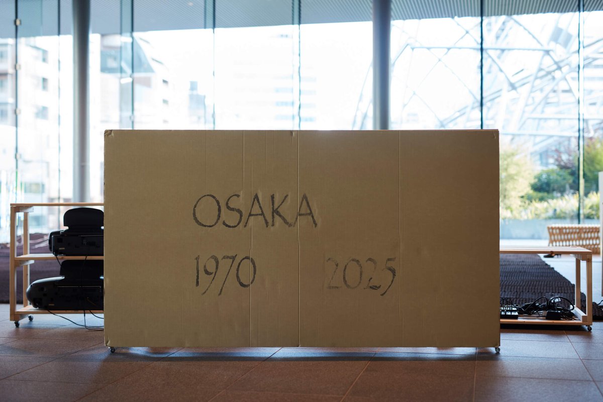 【新着記事｜日常と現場】
REVIEW｜横になった身体からの、万博への視線
——Osaka Directory 7 Supported by RICHARD MILLE 小松千倫
文: ダニエル・アビー [美術史・写真研究者]

昨年11〜12月に大阪中之島美術館 <a href="/nakkaart2022/">大阪中之島美術館</a> 2階多目的スペースにて開催されていた、美術家・小松千倫 <a href="/MADEGG_/">ْ</a>