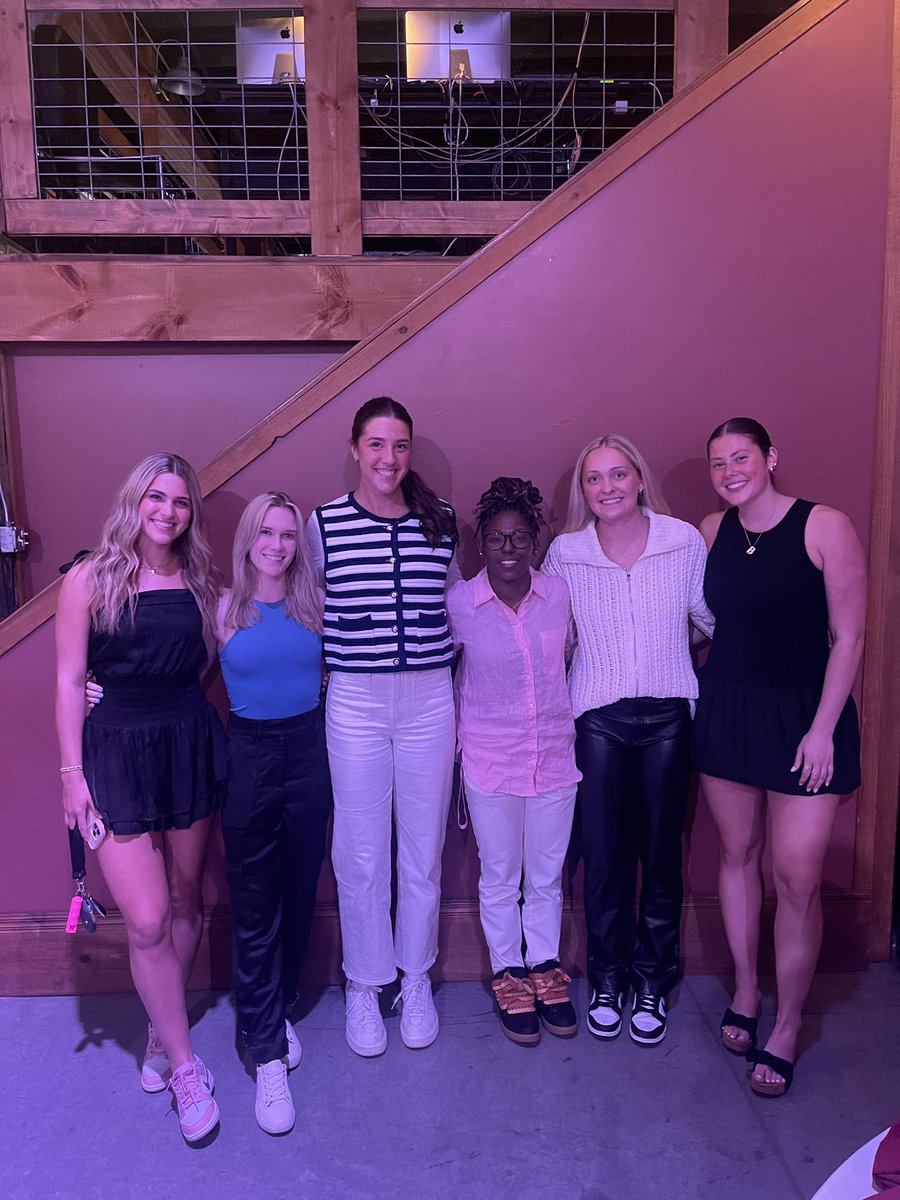 Lady Bears take on the Maroon and White Scholar banquet🤍

#LadyBears