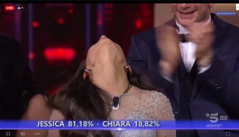 E con questa foto mostro uno dei momenti più soddisfacenti di questa finale.

Sta tutto qui. Ciao #GrandeFratello 

#helevier #morline