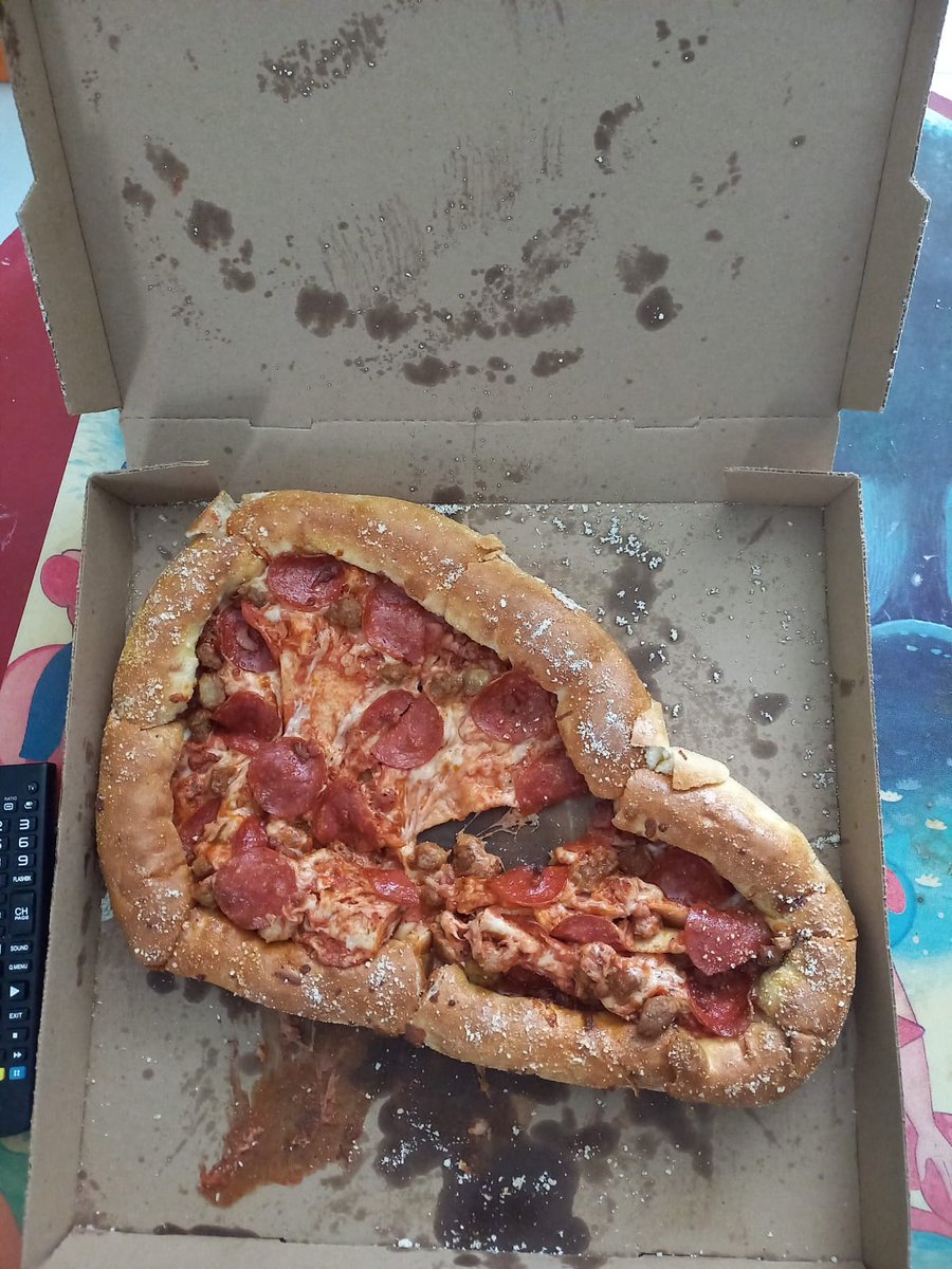 SergioMatrix5's tweet image. Super cheese de Little ceasar lo peor es que el brother solo me dijo que puede que se haya movido un poco, le dije que no importa y todavía le di 30 varos de propina extra en mano.
Desde ese momento dejé de dar propina a cualquier repartidor.
Por 1 pagan todos