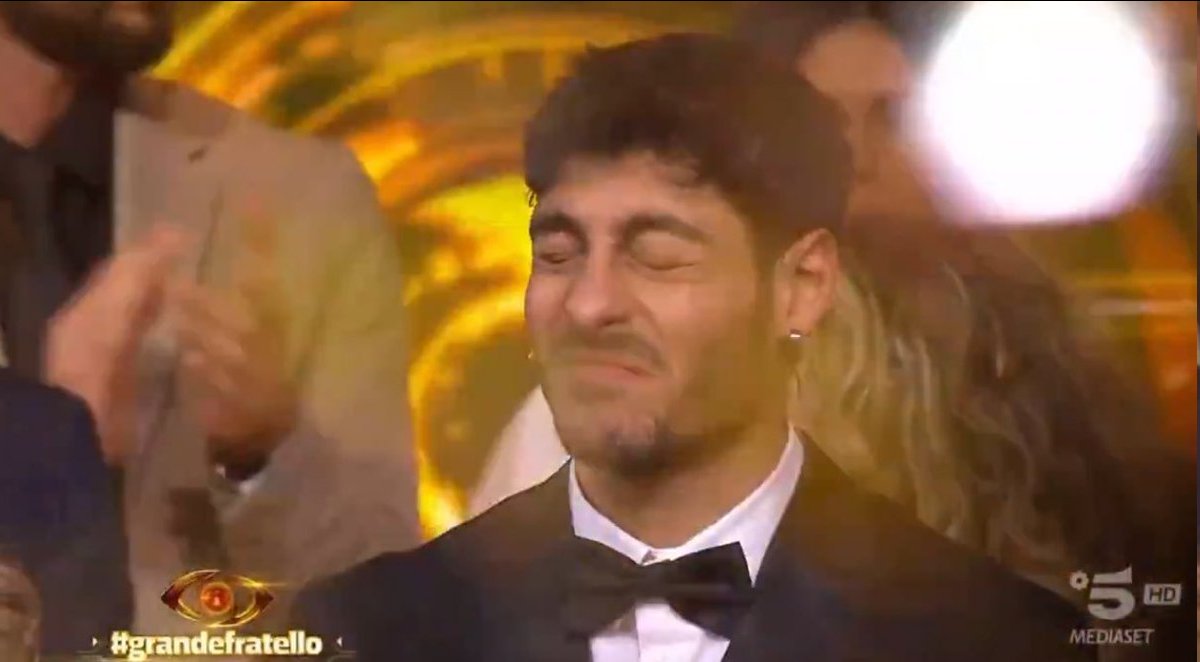 Merycclm's tweet photo. X: vas a seguir compartiendo la imagen del muerto?

Yo: siiii jajajajaja #zeudiners #zelena #GrandeFratello https://t.co/5S4ztZrnVe
