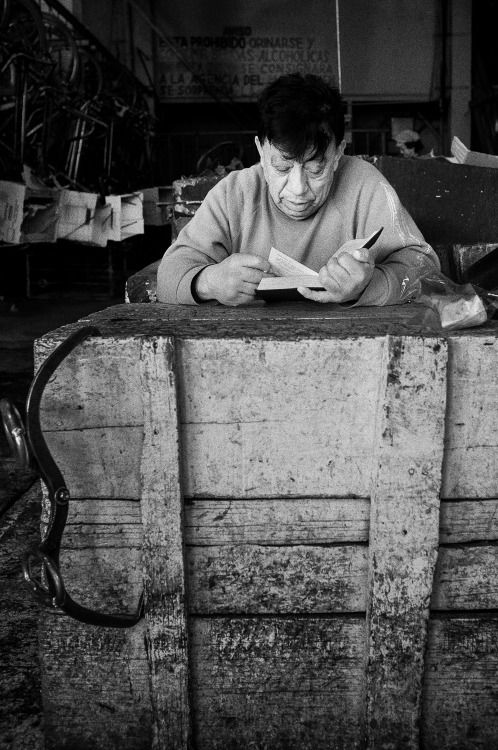 "Se deben leer muchos libros para darse cuenta de lo poco que uno sabe".
Nikolái Gogol