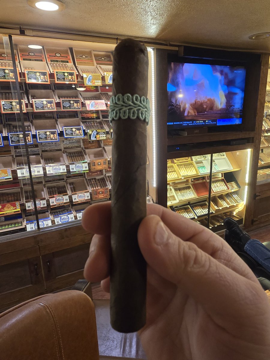 CigarCab1729's tweet photo. Time for an evening smoke. https://t.co/V3JB1DGmPj