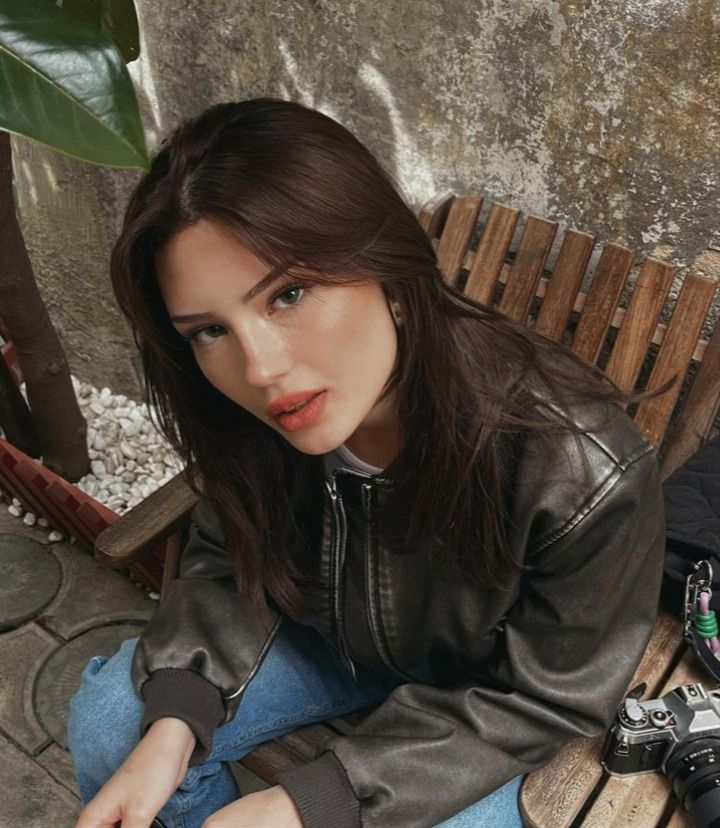 tellsaylaf's tweet photo. if you see this, please do. 

Name: Ayla Menezes
Height: 1,62
Birthday: 10/04
Age: 21

Favorite movie: Adoráveis Mulheres
Favorite animal: Gatos
Favorite food: Strogonoff de frango 
Favorite Drink: Coca cola geladinha https://t.co/O7pU4b4qxf