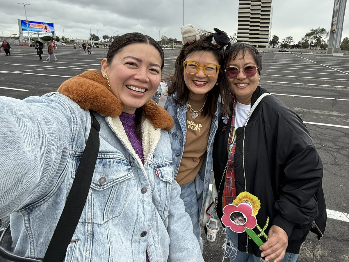 RunOBG's tweet photo. So excited for Hobi tonight!!!!!
And yes my ARMY b0mb is better dressed than me 😄
@BayAreaBTSxARMY @digitpx https://t.co/PHr1Xgk7CV