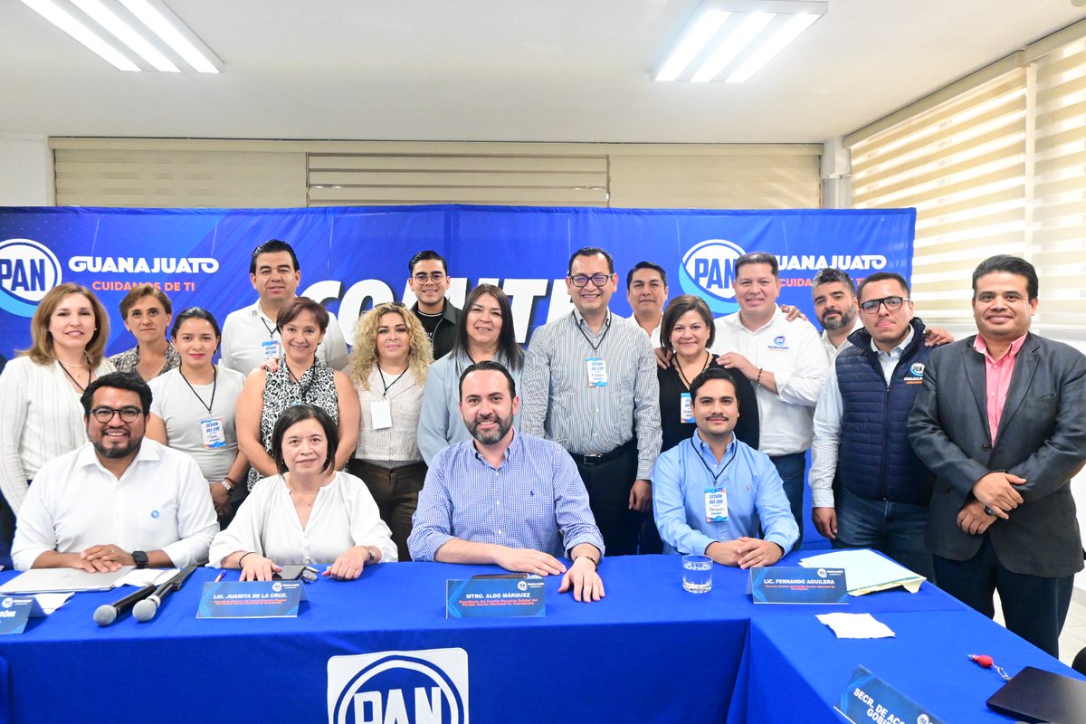 PANGuanajuato's tweet photo. Te saludamos desde la Sesión del Comité Directivo Estatal, en un lunes productivo para servirte a ti y a Guanajuato. 💙

Gracias a las y los integrantes que siguen trabajando por la gente.  #CuidamosDeTi https://t.co/ZTvA7URpQJ