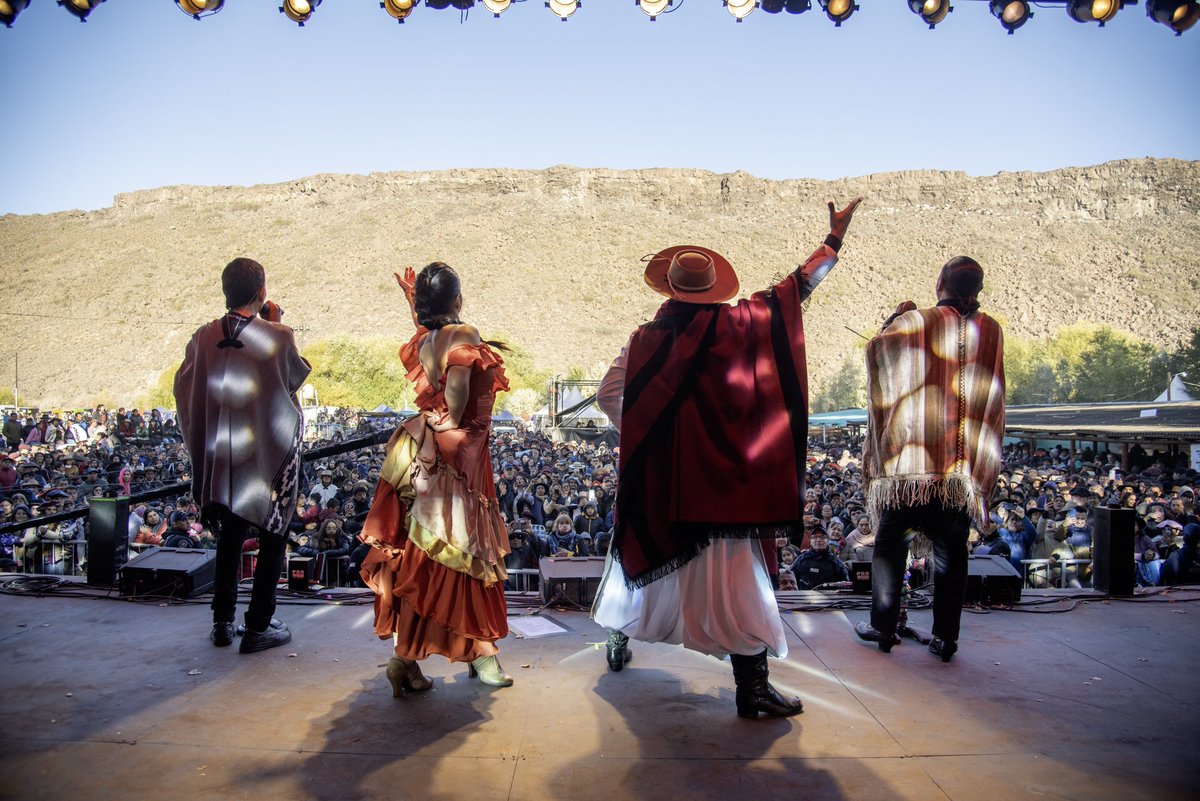 IndioLucioRojas's tweet photo. Cierre de gira por el sur argentino 🙌🏻 Este domingo, llevamos nuestra musiquita del monte a Comallo, Río Negro. ¡Miren lo que son esas postales!

Un entorno natural maravilloso y un público que nos brindó su alegria ✨️ 

#indioluciorojas #folklore #música #gira2025 #comallo https://t.co/3K3zy24X6U