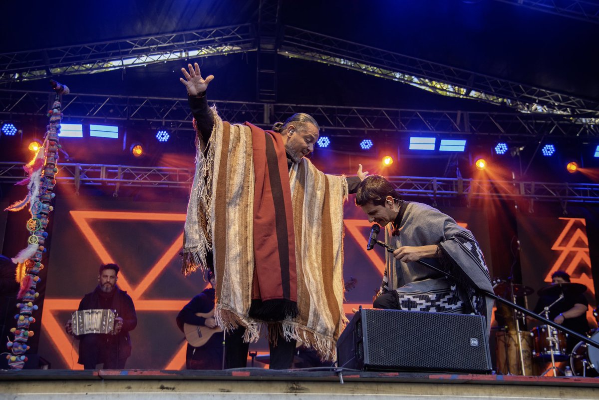 IndioLucioRojas's tweet photo. Cierre de gira por el sur argentino 🙌🏻 Este domingo, llevamos nuestra musiquita del monte a Comallo, Río Negro. ¡Miren lo que son esas postales!

Un entorno natural maravilloso y un público que nos brindó su alegria ✨️ 

#indioluciorojas #folklore #música #gira2025 #comallo https://t.co/3K3zy24X6U