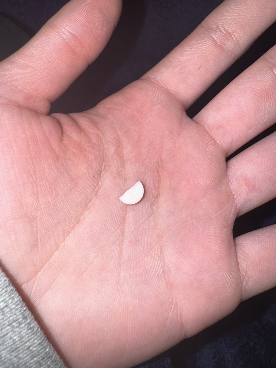 luv4xanns's tweet photo. popped half and threw the rest in my drink #drugxitter #pilltwt #drugs #kpins #benzos https://t.co/ljKXayqKne
