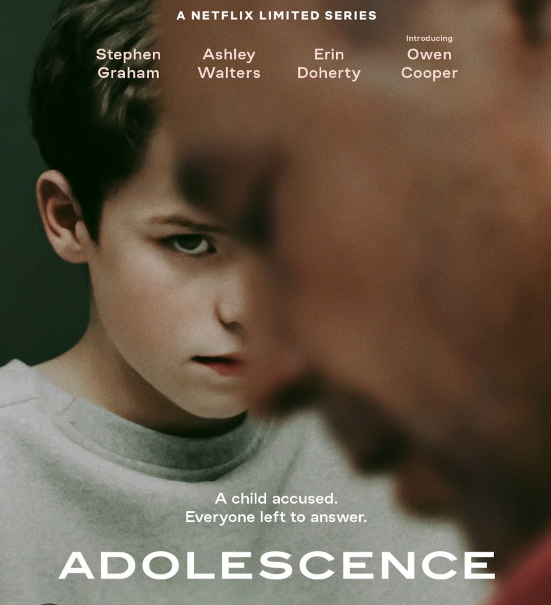 Adolescence sur Netflix soulève des questions lourdes : solitude des jeunes, poids des réseaux, déconnexion entre générations… Une série troublante, qui mérite d’être vue, surtout par celles et ceux qui accompagnent les ados au quotidien. #AdolescenceNetflix #education