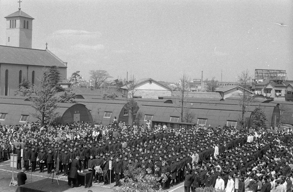 archives_sophia's tweet image. 本日は入学式です🌸🌸新入生の皆様、ご入学おめでとうございます。そして今日から新社会人になる皆様、おめでとうございます。いよいよスタートですね。今回は過去のさまざまな入学式の姿をお届けします