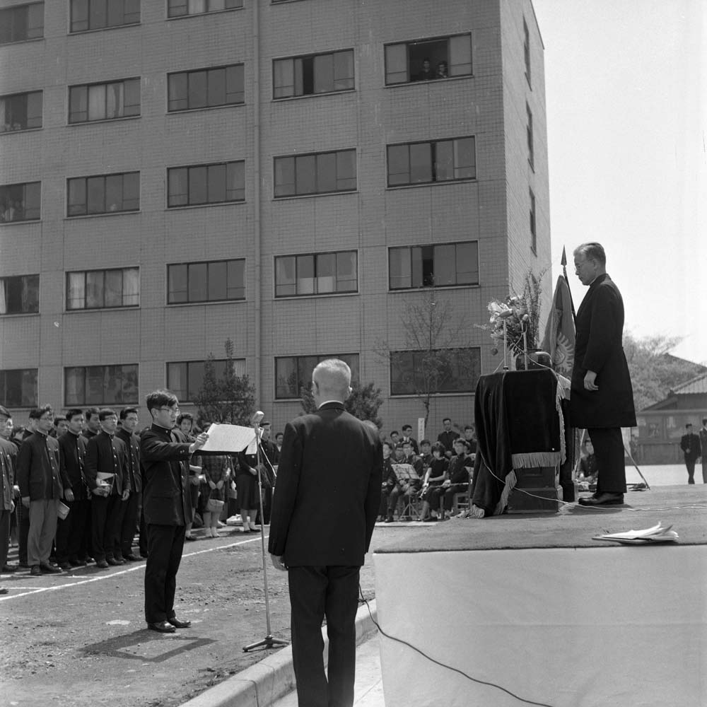 archives_sophia's tweet image. 本日は入学式です🌸🌸新入生の皆様、ご入学おめでとうございます。そして今日から新社会人になる皆様、おめでとうございます。いよいよスタートですね。今回は過去のさまざまな入学式の姿をお届けします