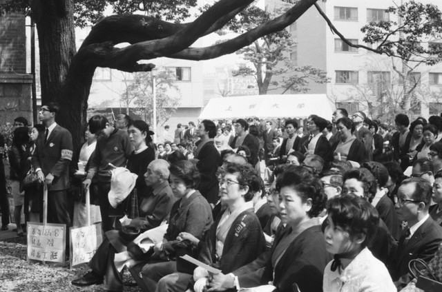 archives_sophia's tweet image. 本日は入学式です🌸🌸新入生の皆様、ご入学おめでとうございます。そして今日から新社会人になる皆様、おめでとうございます。いよいよスタートですね。今回は過去のさまざまな入学式の姿をお届けします