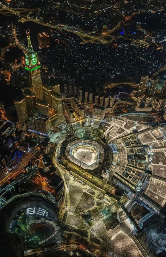 moth_z's tweet photo. @VertigoWarrior Two pictures of Mecca: one from 1952 and one from 2025. https://t.co/n8Qdktcwun