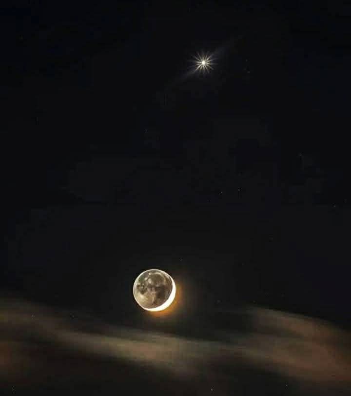 forallcurious's tweet photo. My eyes can never get enough of this. 🌒🌙
The Moon &amp; Venus in perfect harmony.! https://t.co/nAne2I2edl