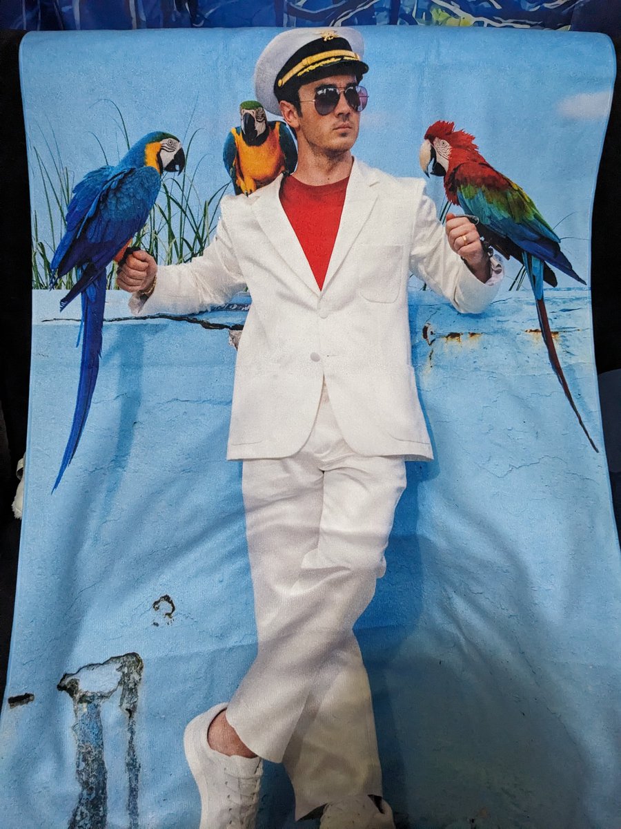 CaptainJ10_'s tweet image. Got this Kevin Beach Towel at Jonas Beach as a VIP gift... wish it was the Joe Towel lol anyways I wanna do a giveaway... To enter...
-like &amp;amp;Retweet 
-tell me something you love about Kevin.
-U.S only 
Winner Will be announced April 7