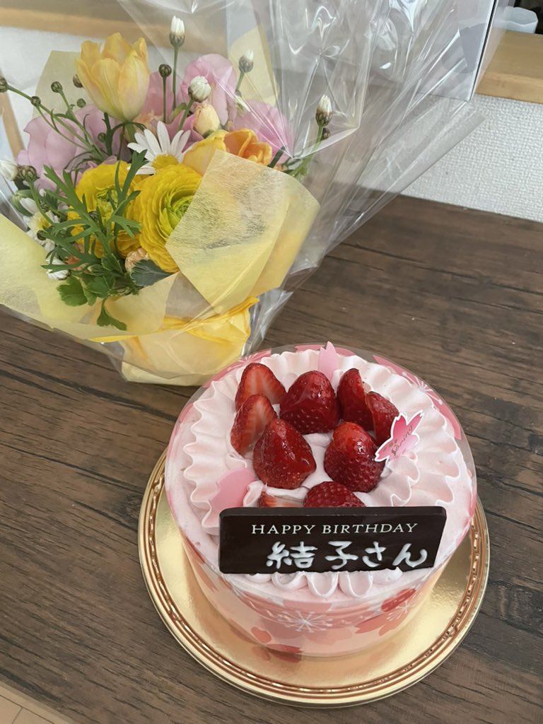 fourseasons0610's tweet photo. 1人で、結子さんの誕生日祝い💛
花アレンジ
いつもなら、黄色メインだったのですが!!
マーガレット
スイトピー                   季節花
誕生日ケーキ
ケーキは、昨日と同じだったﾖ!! https://t.co/KOptQFnNH6
