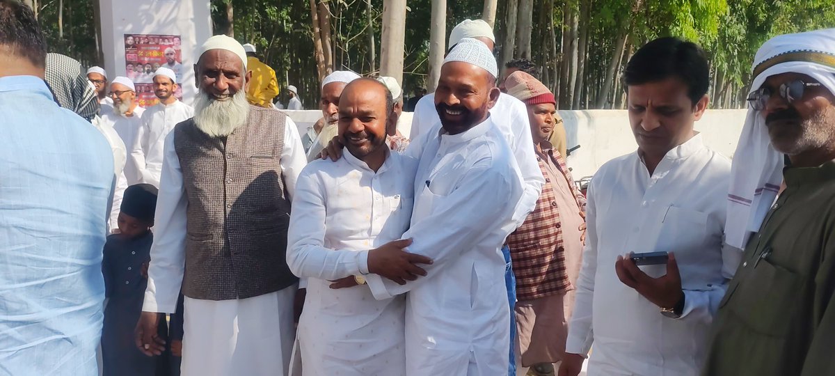 ramkishorbjp_'s tweet photo. ईद मुबारक मौके पर मुरादाबाद कुंदरकी विधायक प्रति���िधि विक्की ठाकुर जी और रामकिशोर लोधी

 जी ने ईदगाह दलपतपुर में क्षेत्र वासियों को ईद की शुभकामनाएं दीं। इसके बाद उन्होंने कई गांवों का दौरा किया जिनमें सहरिया सिहोरा बाजे खाईखेड़ा नरखेड़ा मिलक अक्का डिलारी #EidMubarak #EidAlFitr https://t.co/YWvd64nzbu