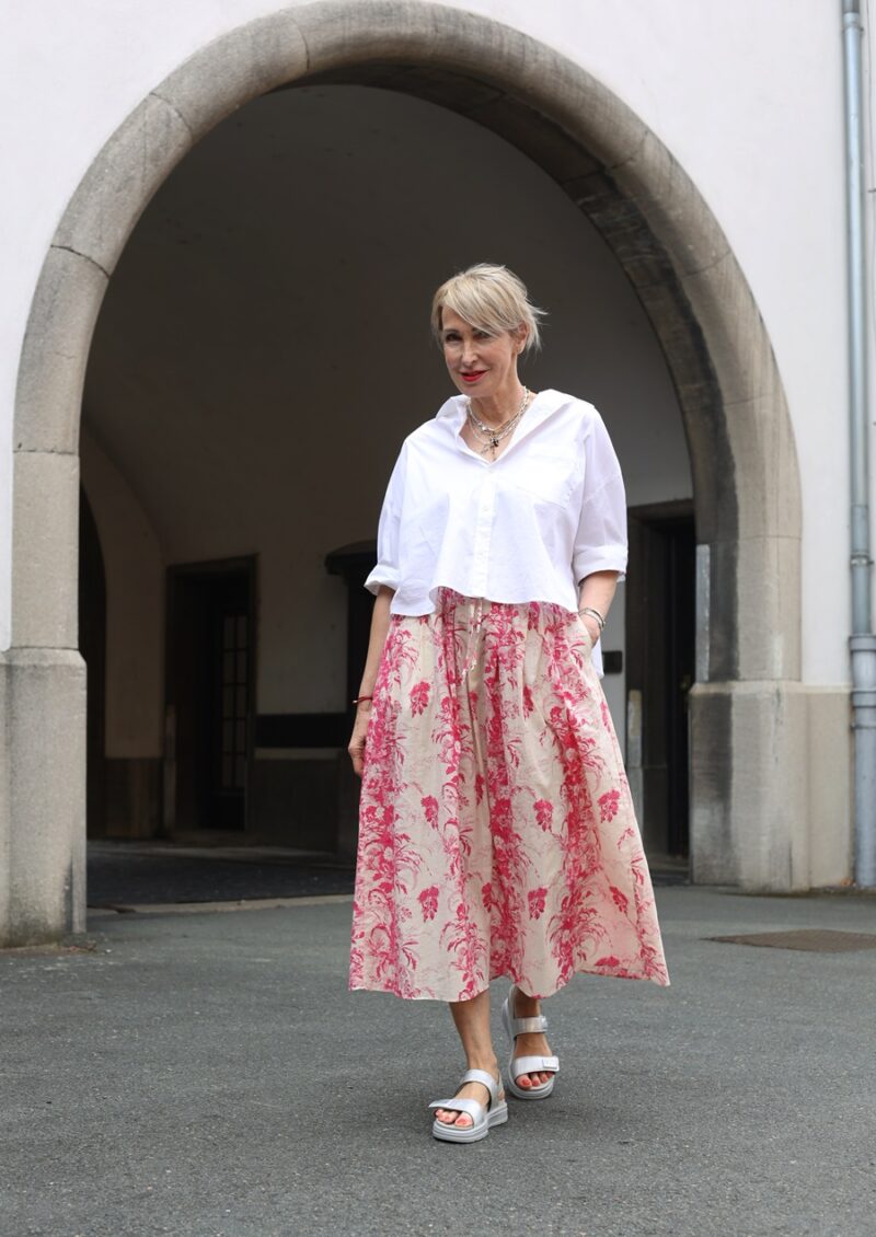 GlamorFlow's tweet image. A kind word can lift a whole day—just like a good outfit.
Wearing:
Blouse – Valentino 
Skirt – Zara
Sandals – Legero (comfy and chic!)
Jewelry – Runte Schmuck
#FashionInspo #OOTD #Valentino #ZaraStyle