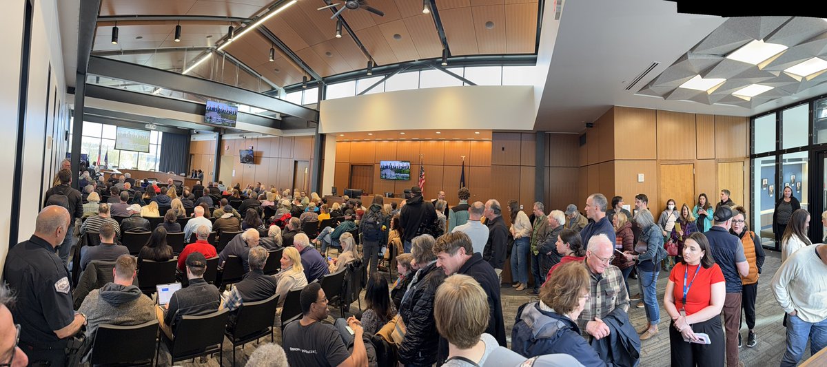 photocorry's tweet image. Not much standing room at tonight’s meeting at Lake Oswego City Hall. The council is seeking public input on weather or not to appeal the ruling that Oswego Lake should be open to the public. #LiveOnK2 @katunews
