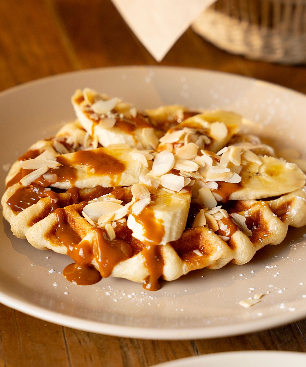 LPQMX's tweet image. Waffles dorados, cubiertos con dulce de leche y trozos de banana fresca. 🍌🧇 Un placer que solo encuentras en nuestro Menú Especiales. 

#LePainQuotidien #DisfrutaLoCotidianoDeLaVida