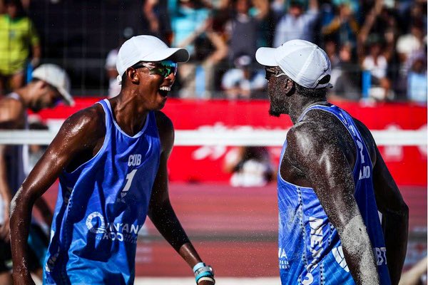 En las Olimpiadas mostraron, sin ser medallistas, la estirpe de los campeones. Las palmas y un abrazo lleno de orgullo para nuestros muchachos del Voleibol de Playa, Jorge Luis Alayo y Noslen Díaz, titulares de la segunda parada del circuito mundial.

#Cuba 🇨🇺🏐