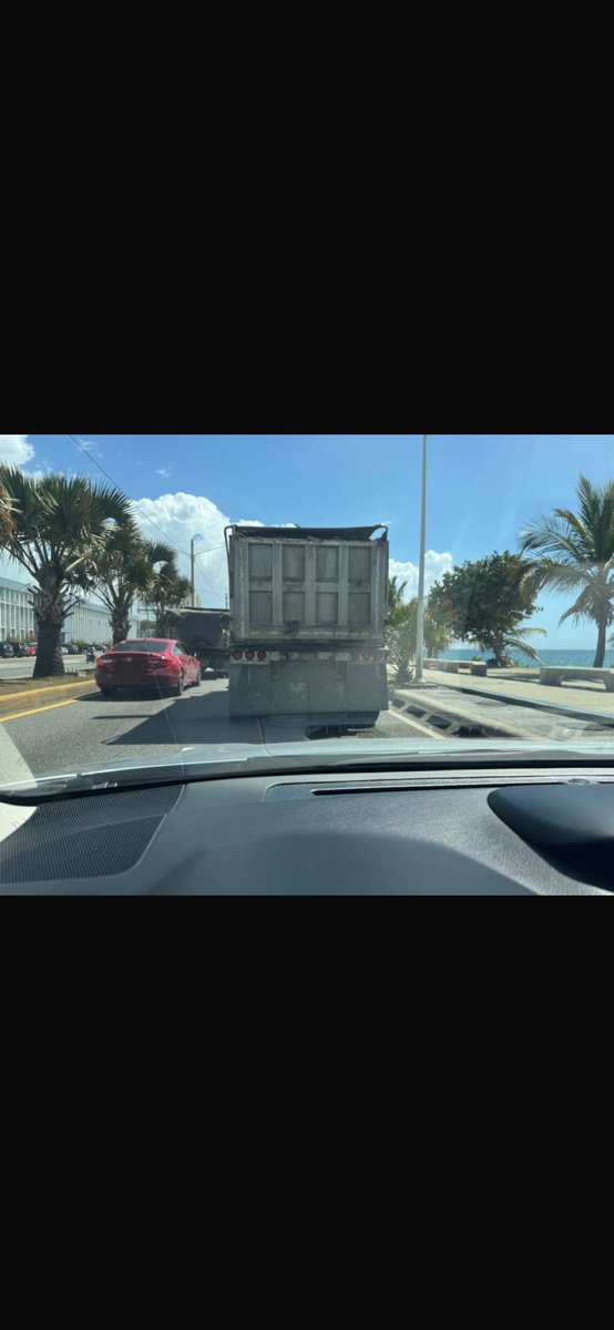 cifrel's tweet photo. ⁦@INTRANT_RD⁩  Uno de los muchos que transitan diariamente por el Malecón de Santo Domingo. Sin placa. Muchos botan un humo súper negro sin regulación. https://t.co/ACGDPneBeX