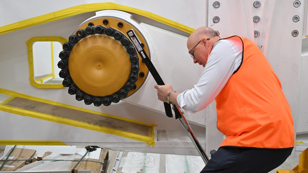 MettaBhavana1's tweet image. Taking the photo-op one step beyond. Peter Dutton has taken to reproducing scenes from Hollywood classics. Here, the Orc-leader gives us his best impression of Lon Chaney in RKO's 1939 classic movie version of The Hunchback Of Notre Dame. #RingTheBells 

(AAP: Mick Tsikas).