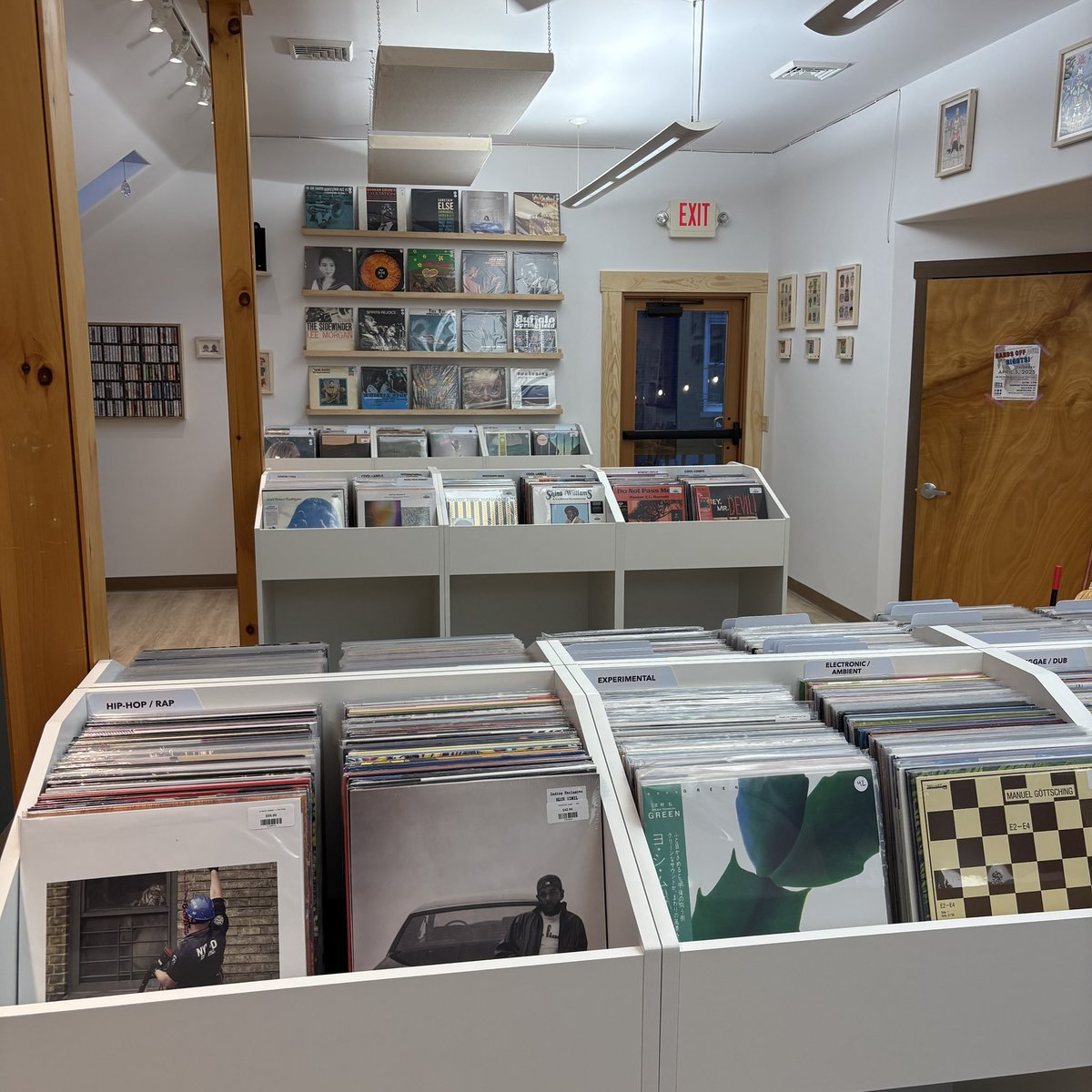 autumnrecordsVT's tweet photo. Autumn Records Waterbury opening Tuesday, April 1st at 7am! https://t.co/xut4KNBK91